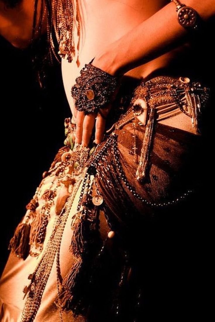 Восточные танцы со спины