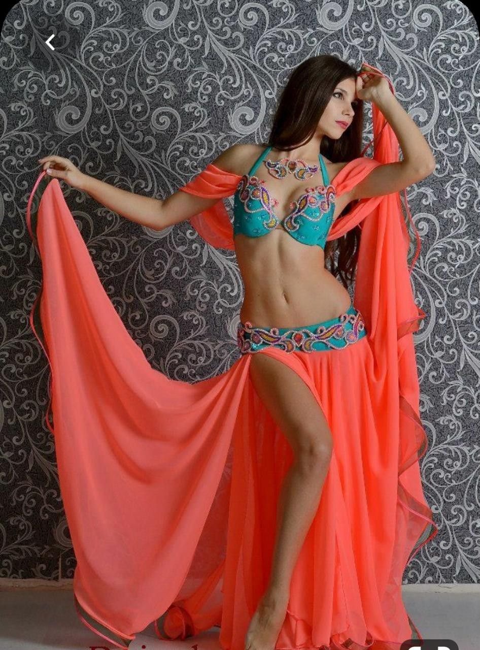 Девушка в Восточном костюме