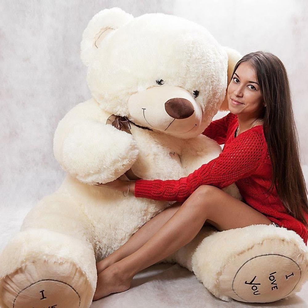 Девушка с большой мягкой игрушкой