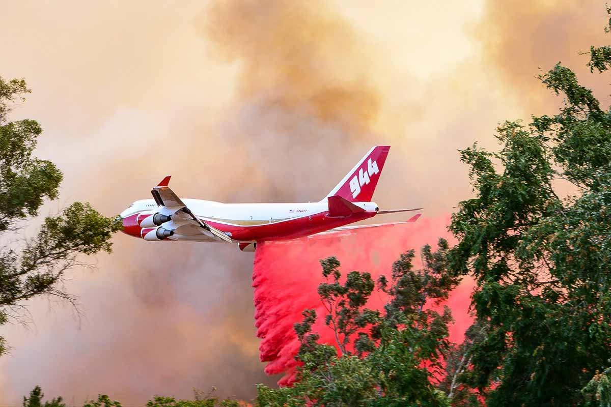 Красный пожарный самолет