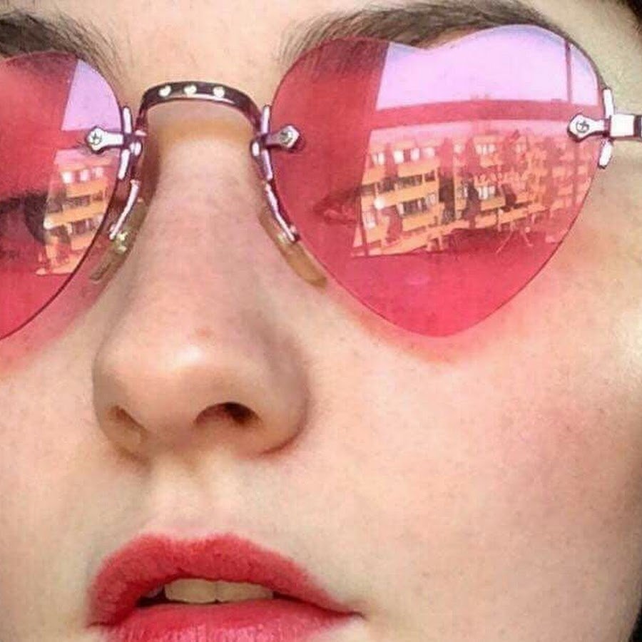 Девушка в розовых очках