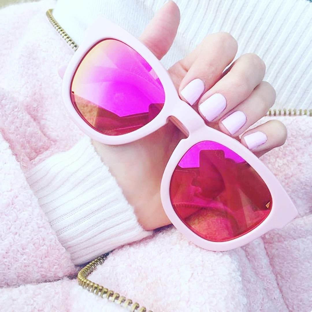 Человек в розовых очках