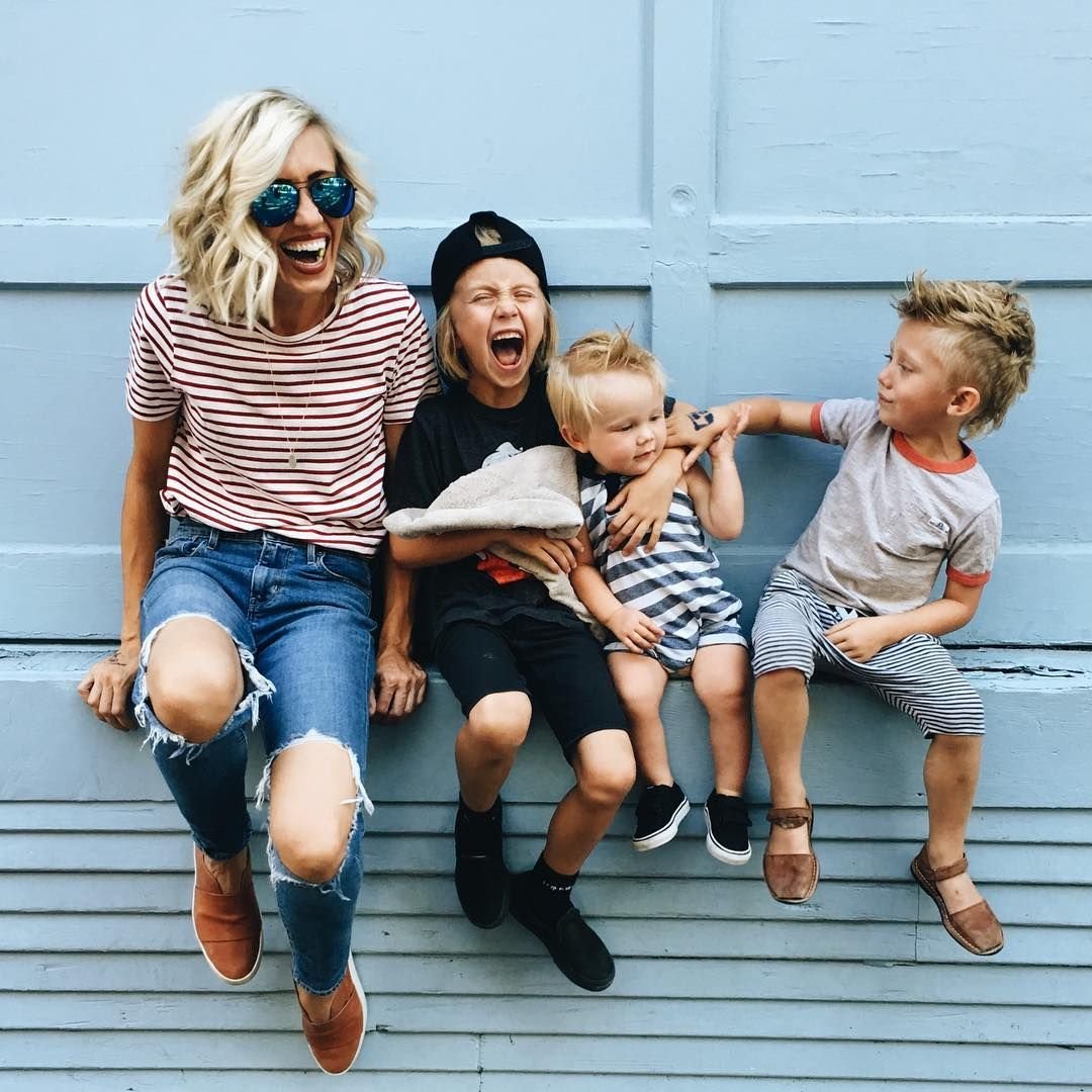 Мама с двумя дочками со спины