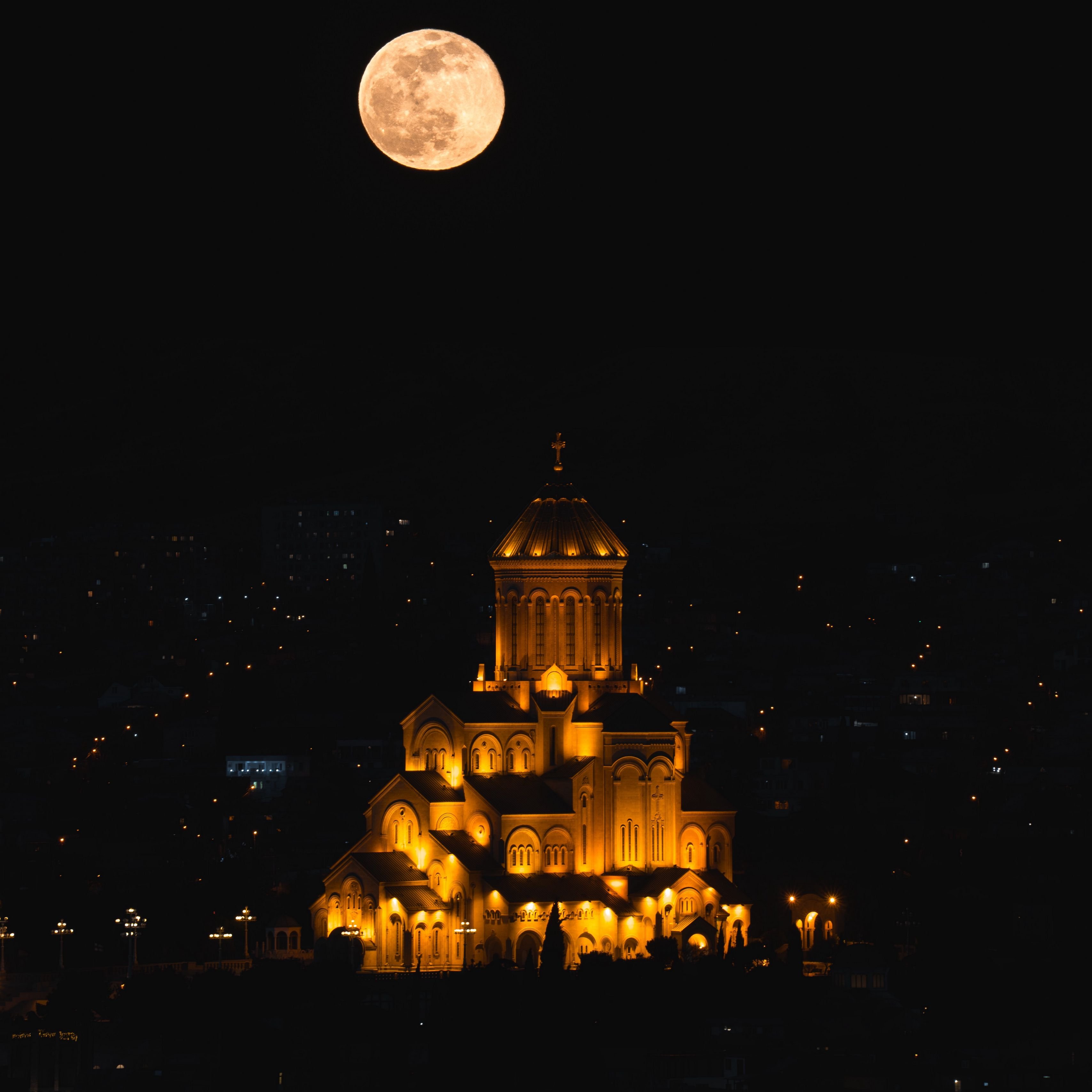 Церковь ночью. Церковь ночи Сабрина. Шоанский храм ночь. Храм в ночи на обои. Ночная Церковь близкий ракурс Германия.