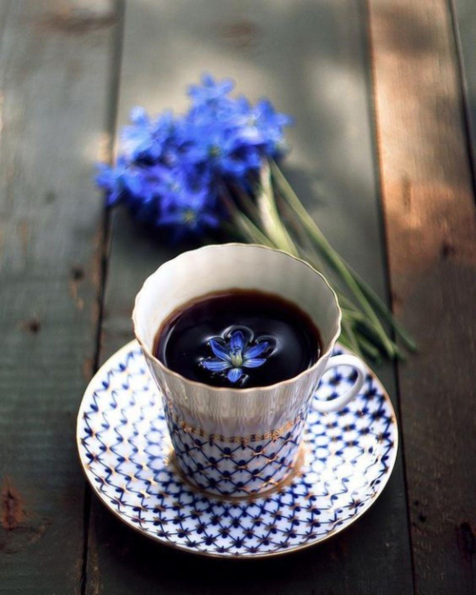 Чашка кофе и васильки
