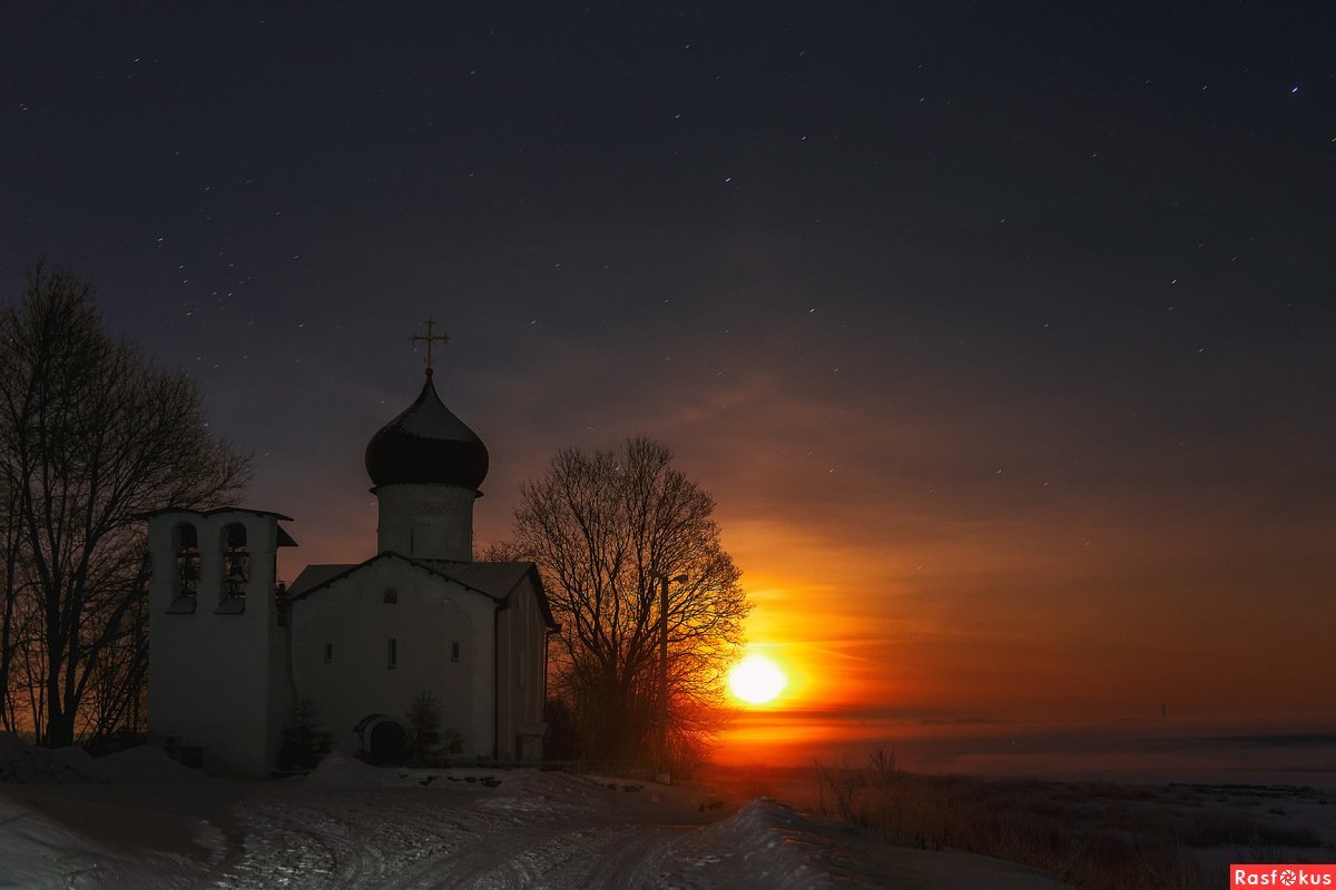Церковь зимней ночью