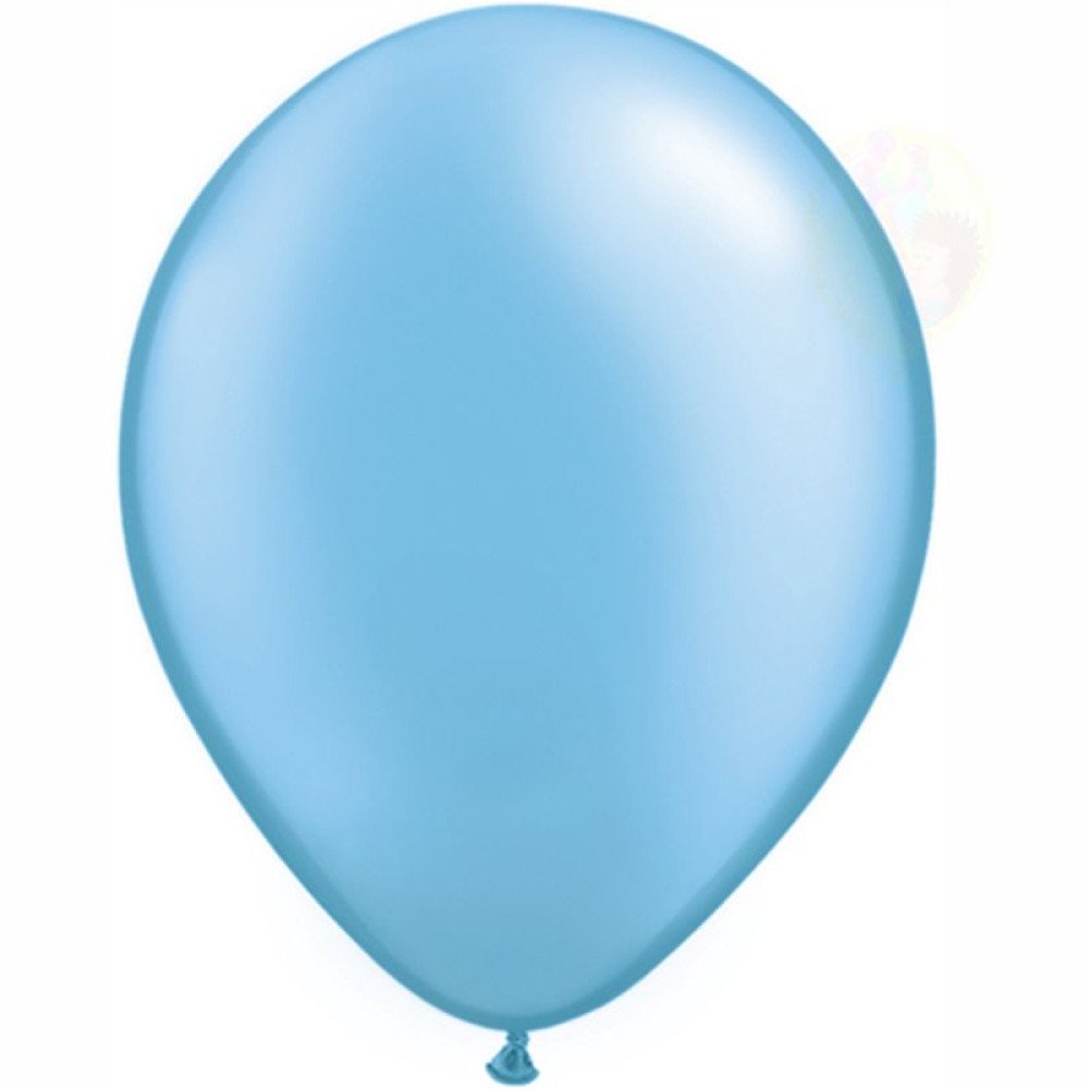 Белый воздушный шар на синем фоне