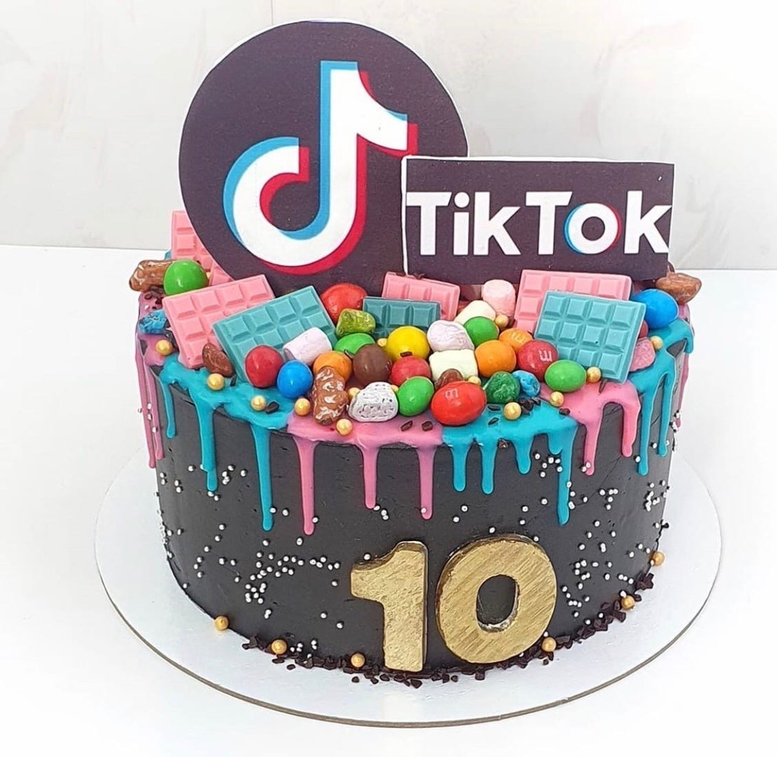 Шоколадный торт с фруктами