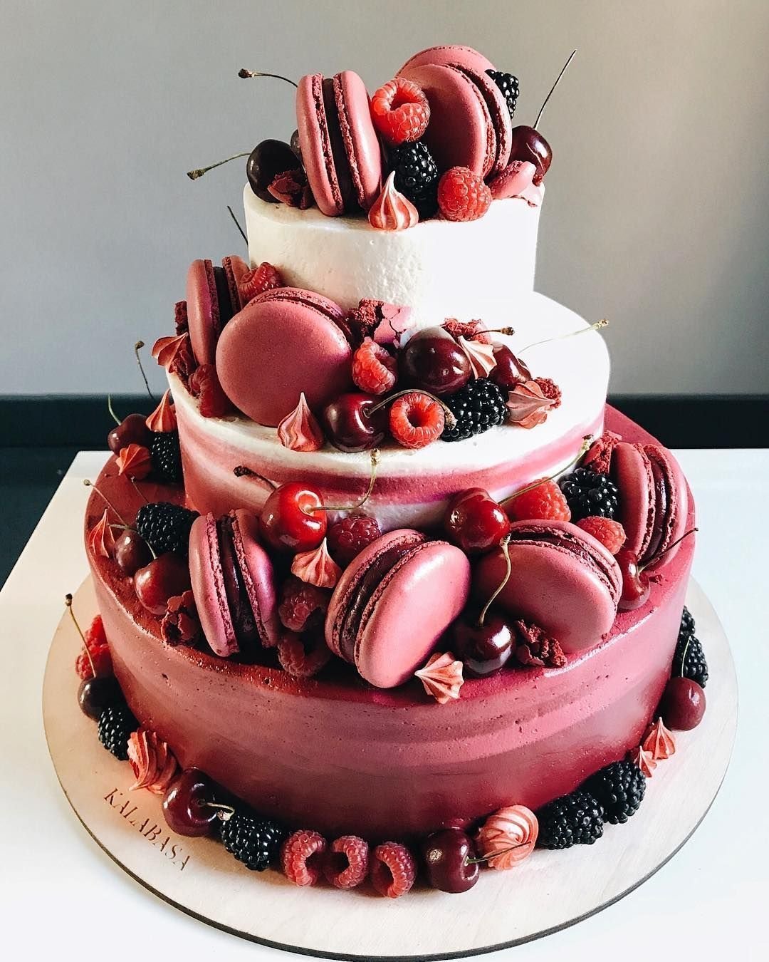 Огромный торт