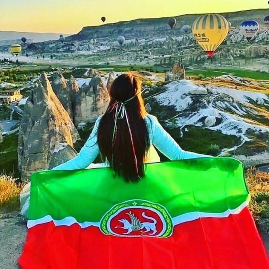 Девочка с флагом