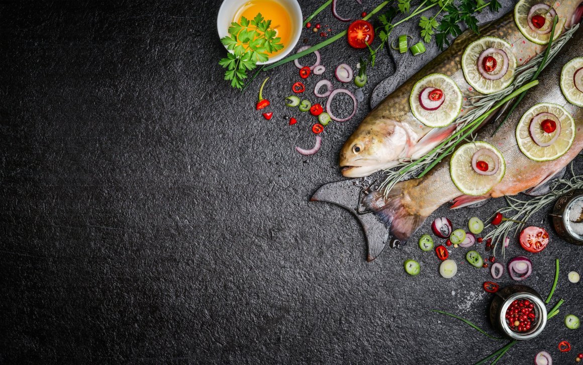 Рыба на доске вид сверху