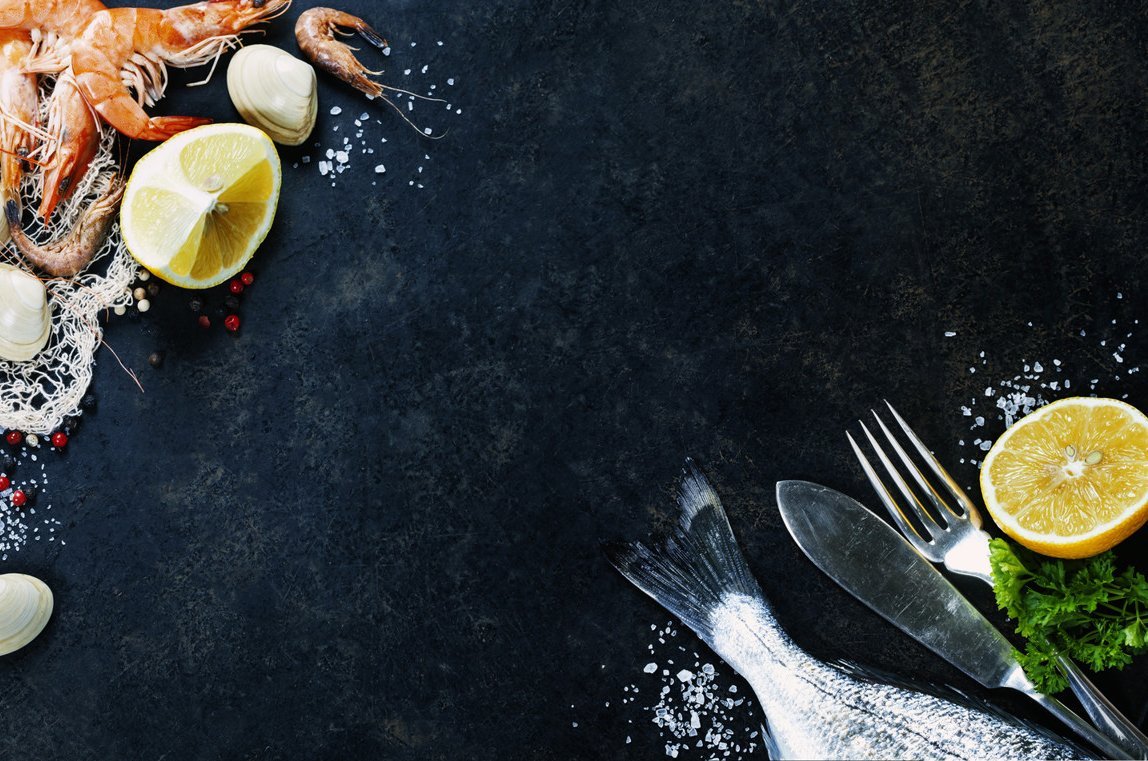 Морепродукты на черном фоне