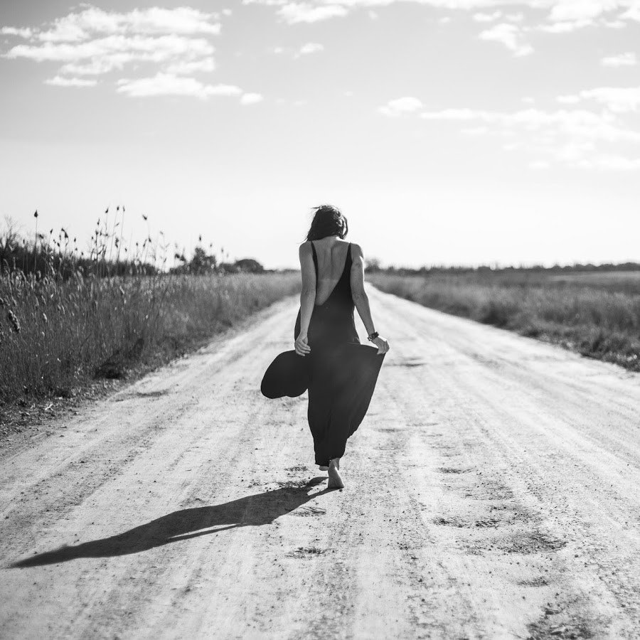 Женщина уходит вдаль