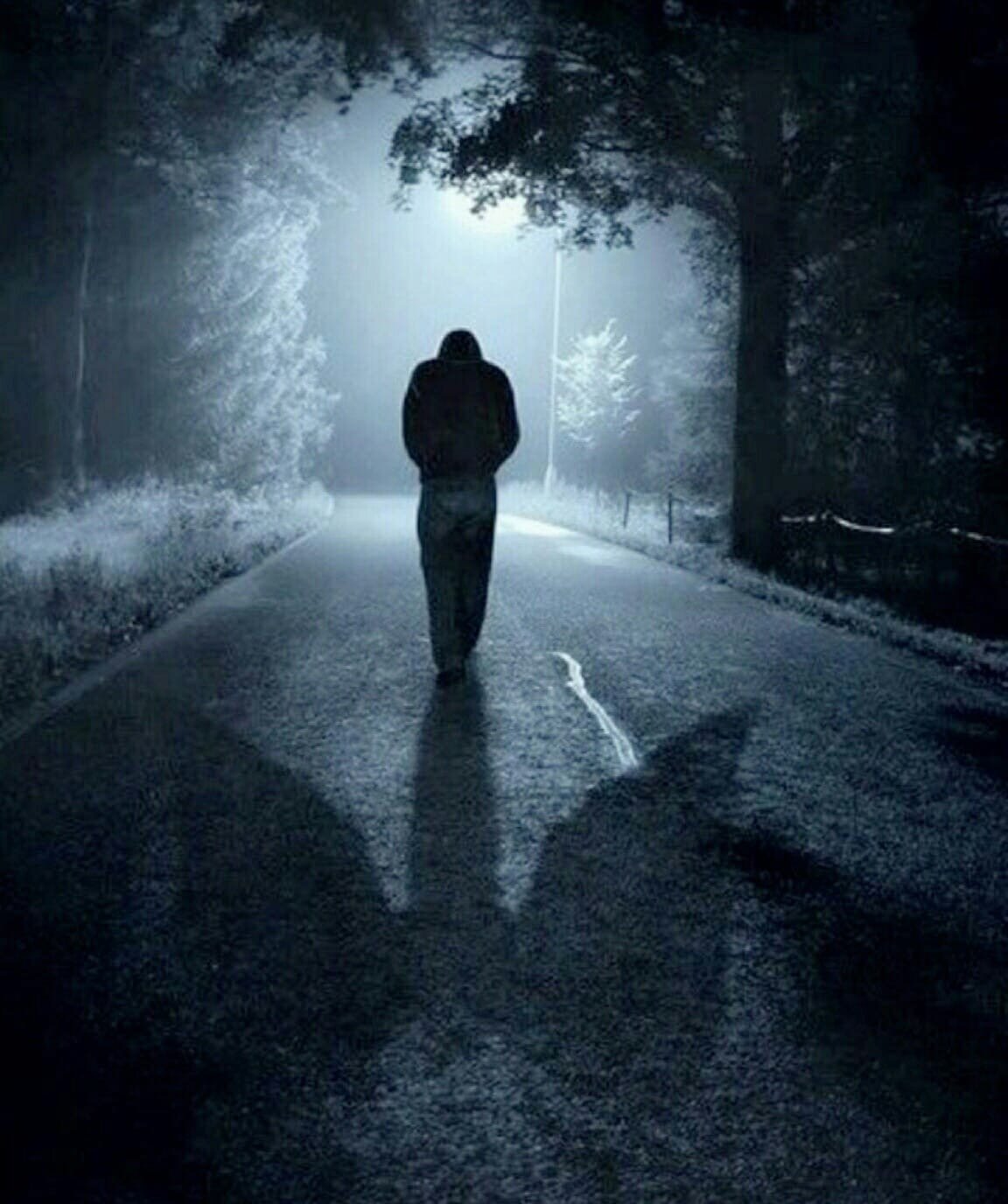 Одинокий парень на тьмы