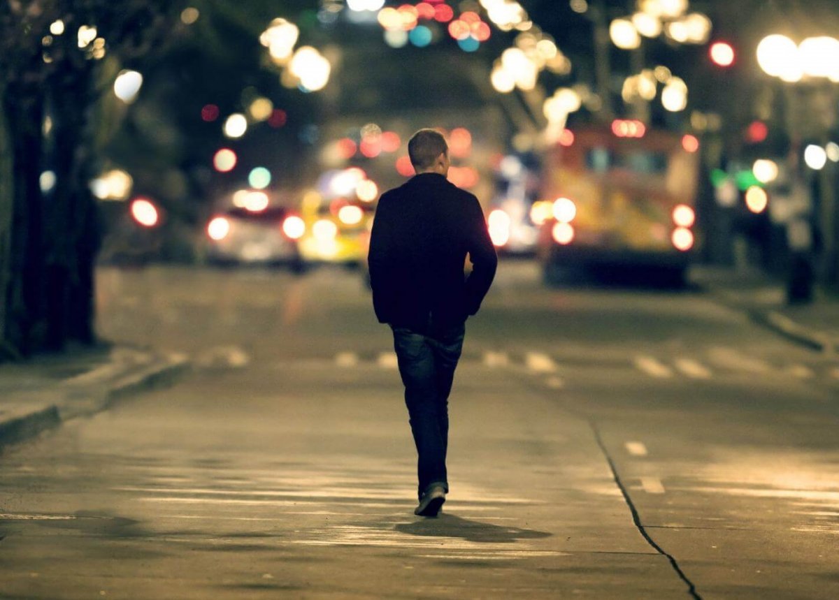 Парень уходит