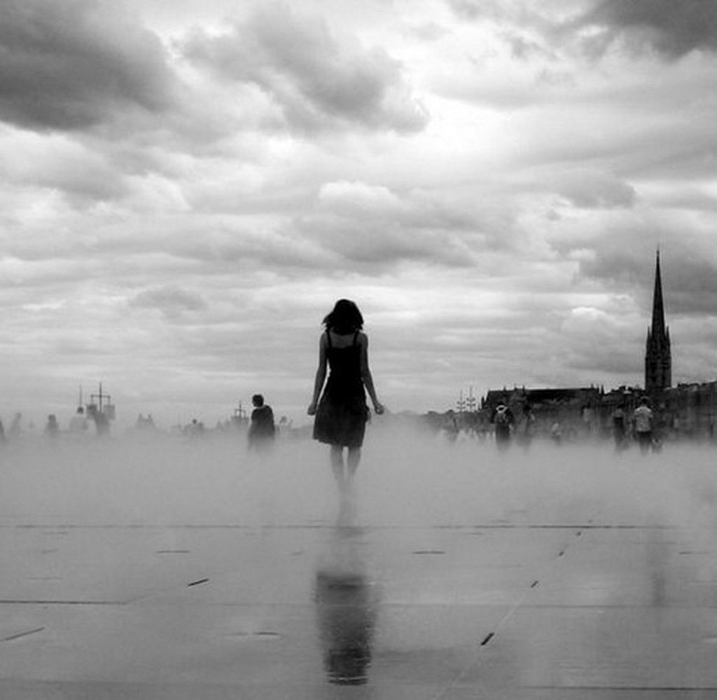 Девушка уходит в туман