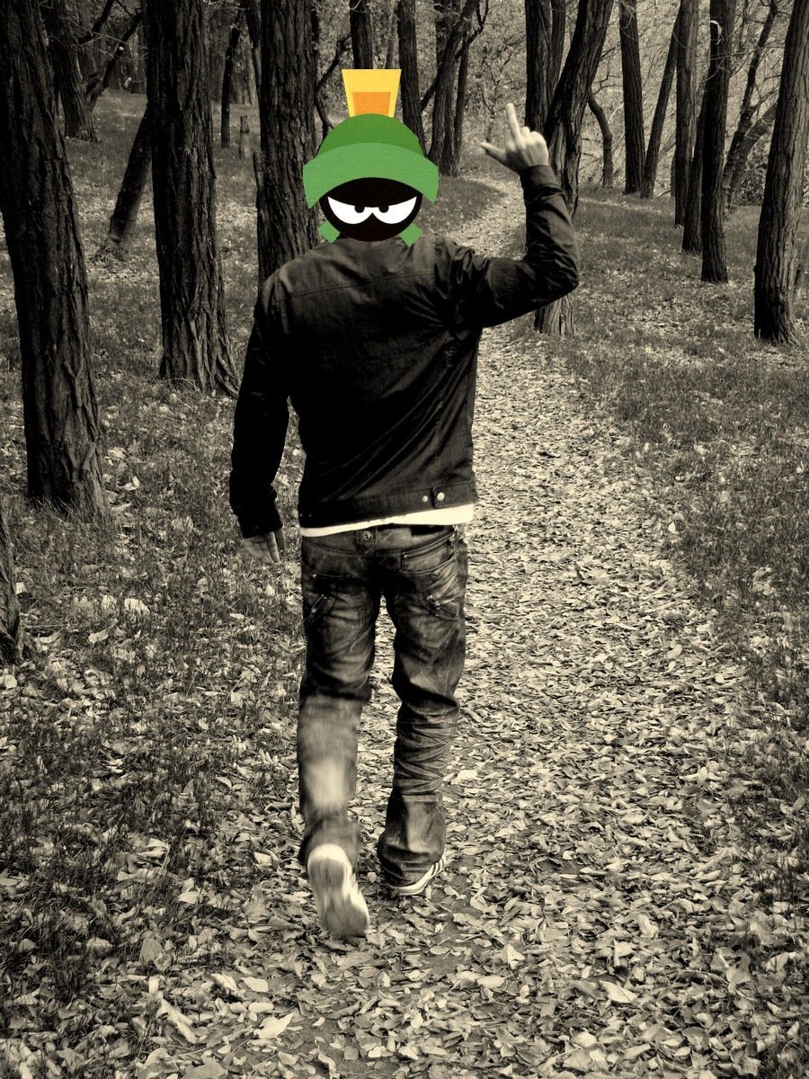 Парень уходит и показывает фак