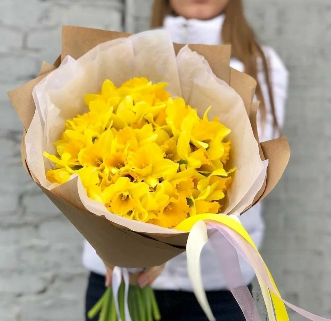 Желтые нарциссы букет