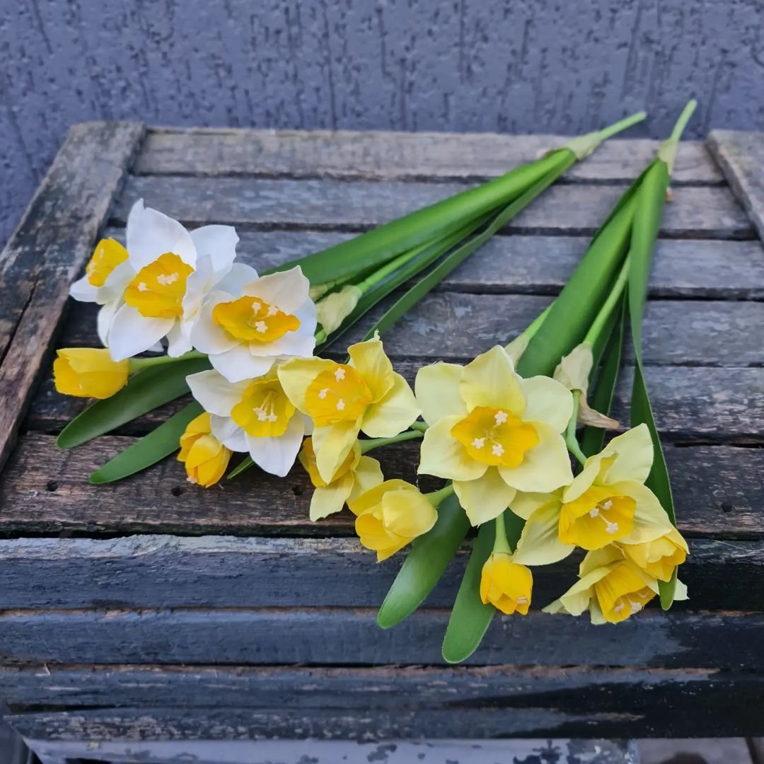 Желтые нарциссы букет
