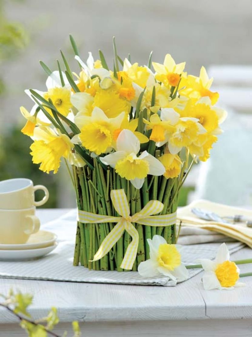 Floral Arrangements using Daffodils