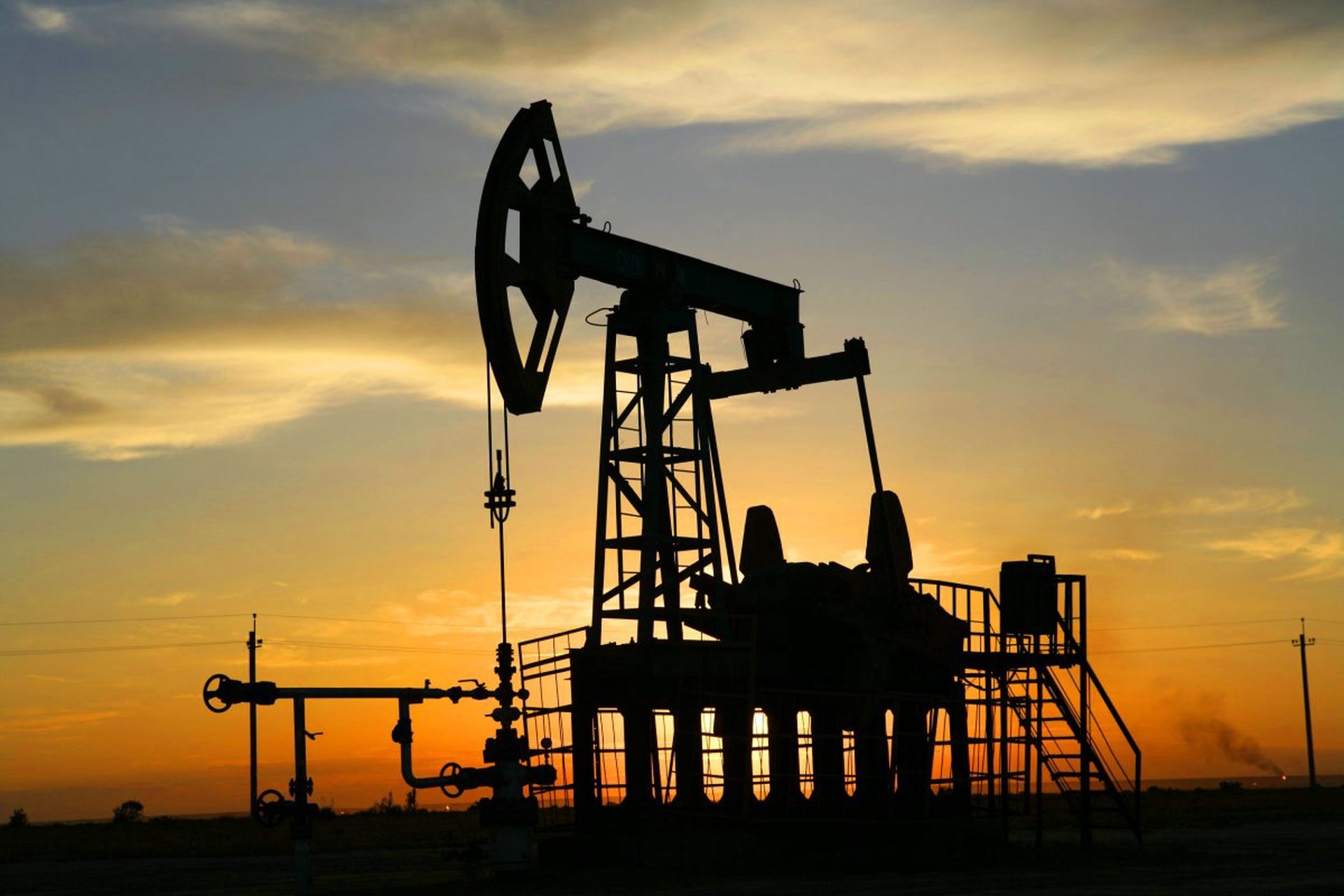 Нефть и газ главное богатство. Нефтяная качалка. Качалка нефти. Нефтедобывающая промышленность. Нефть вышка.