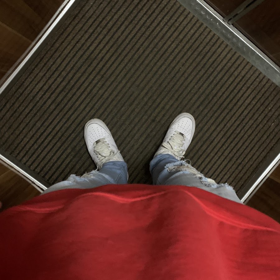 Nike на черном фоне