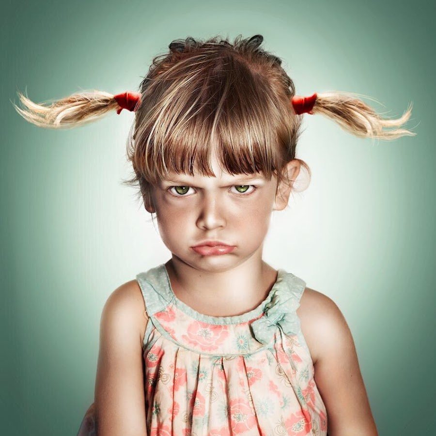 Ребенок с высунутым языком