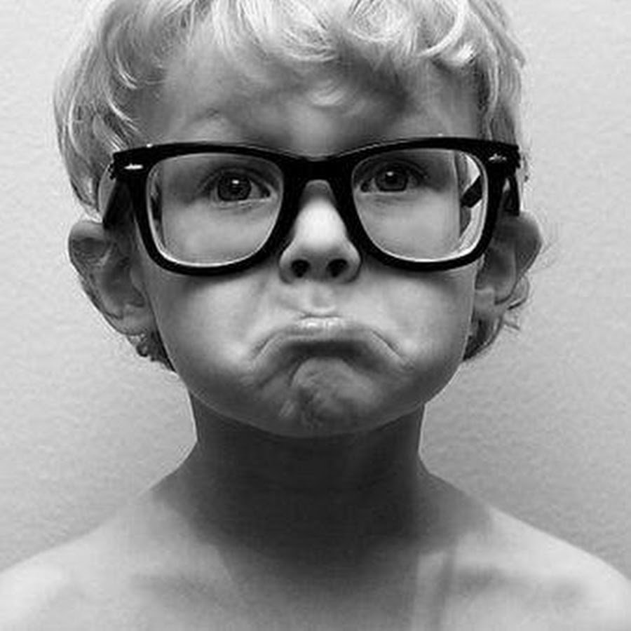 Девушка надула губки