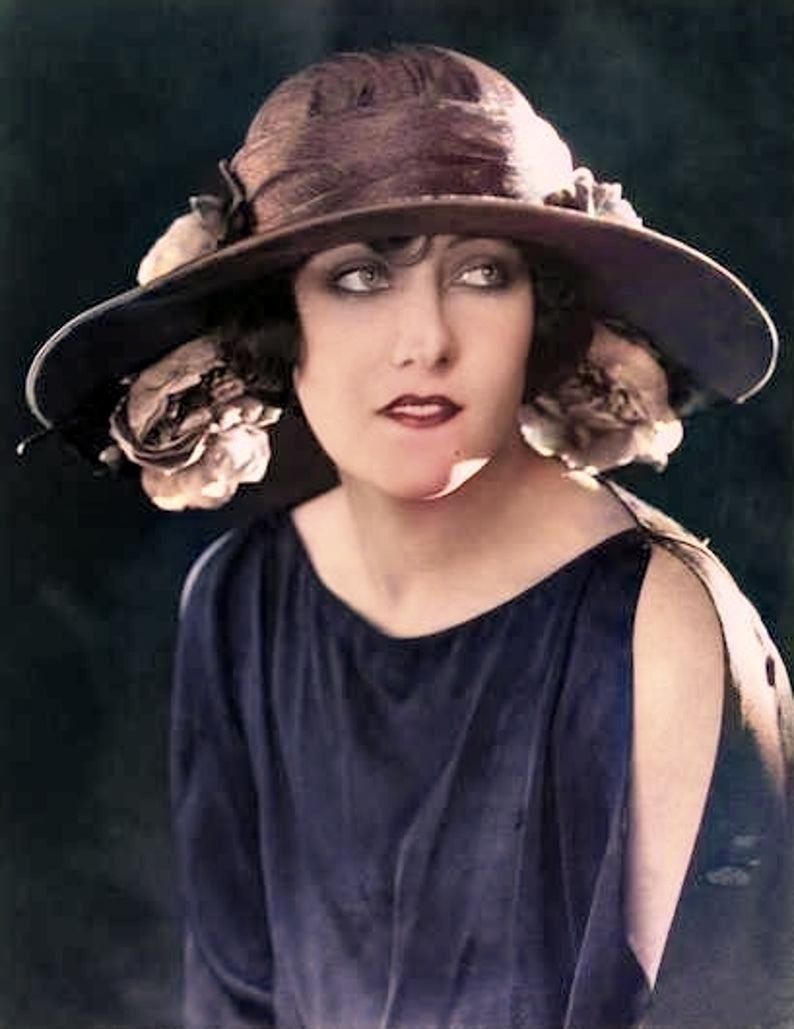 Персонаж чб фото