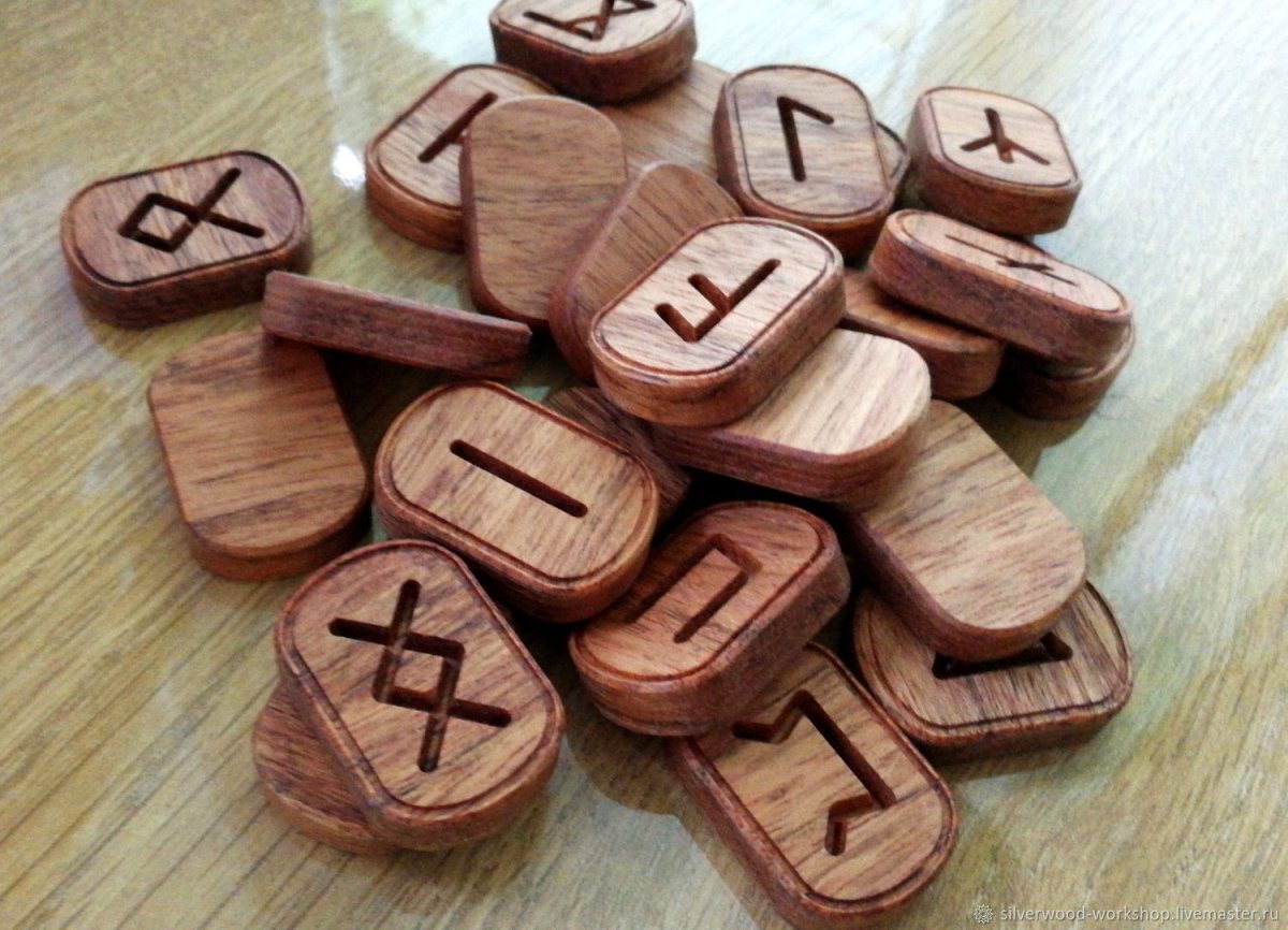 Руны из красного дерева