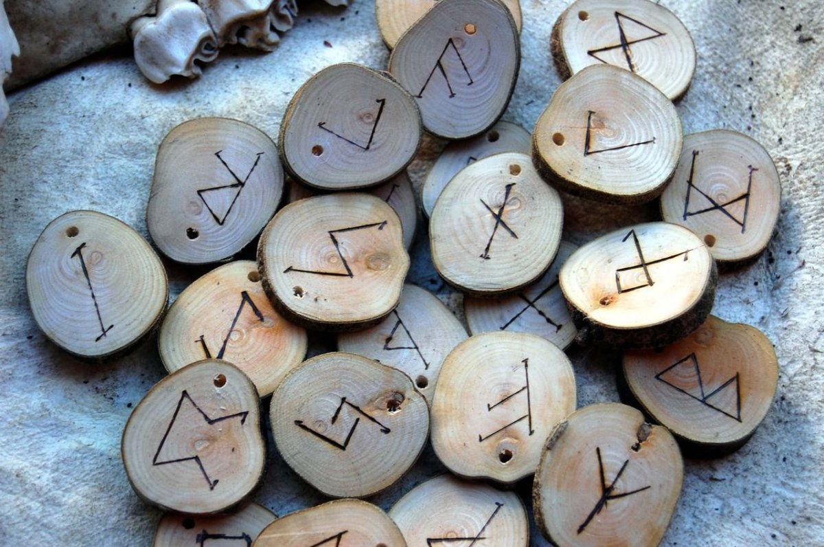 Магические знаки на деревянных досках