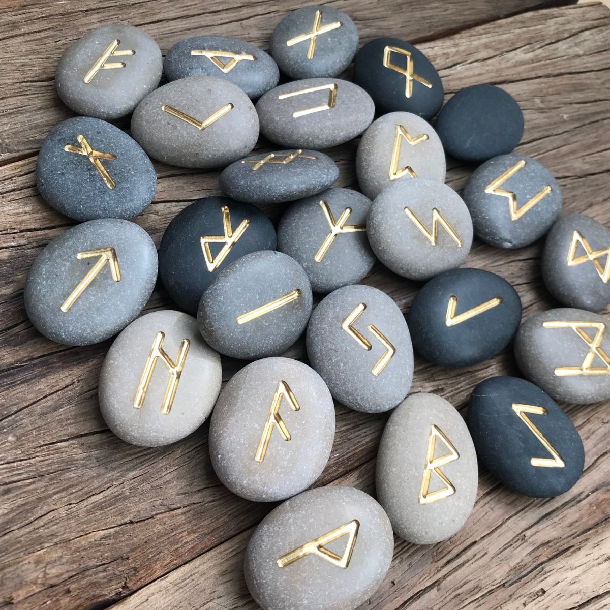 Руны из камня