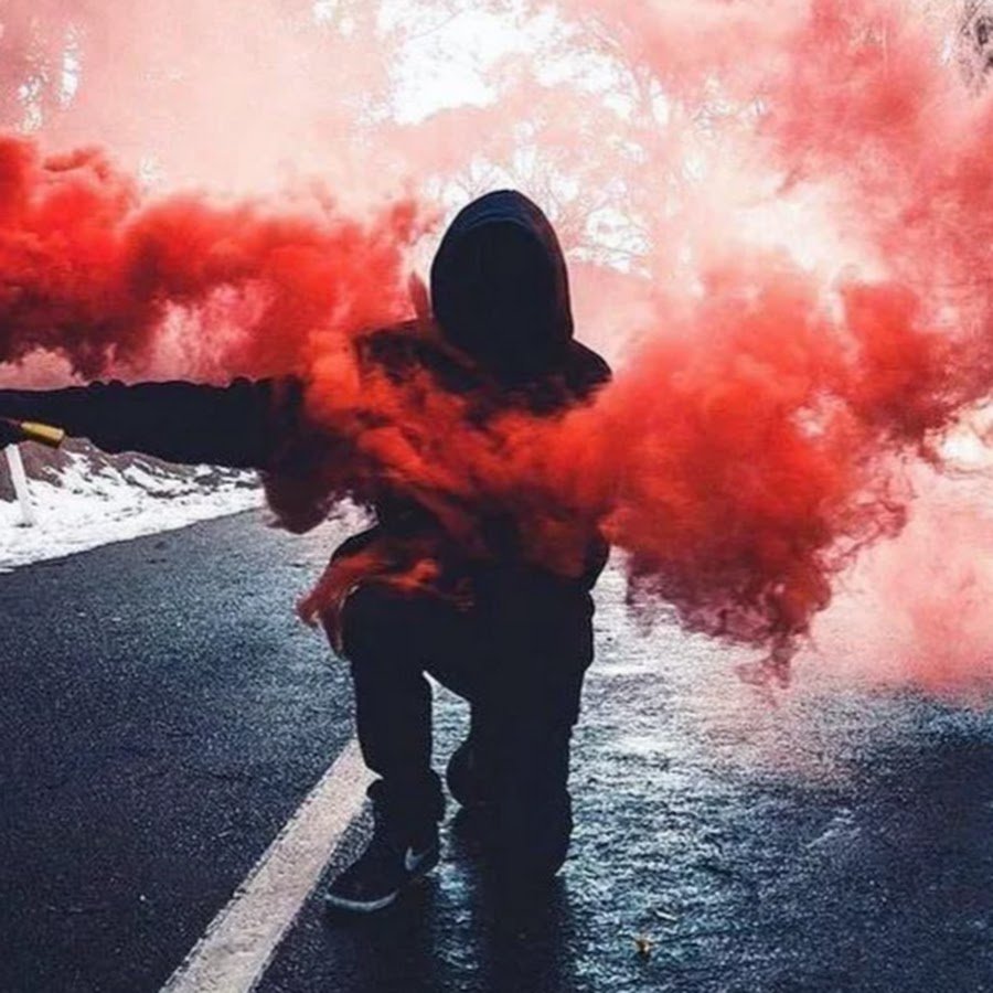 Парень с цветным дымом