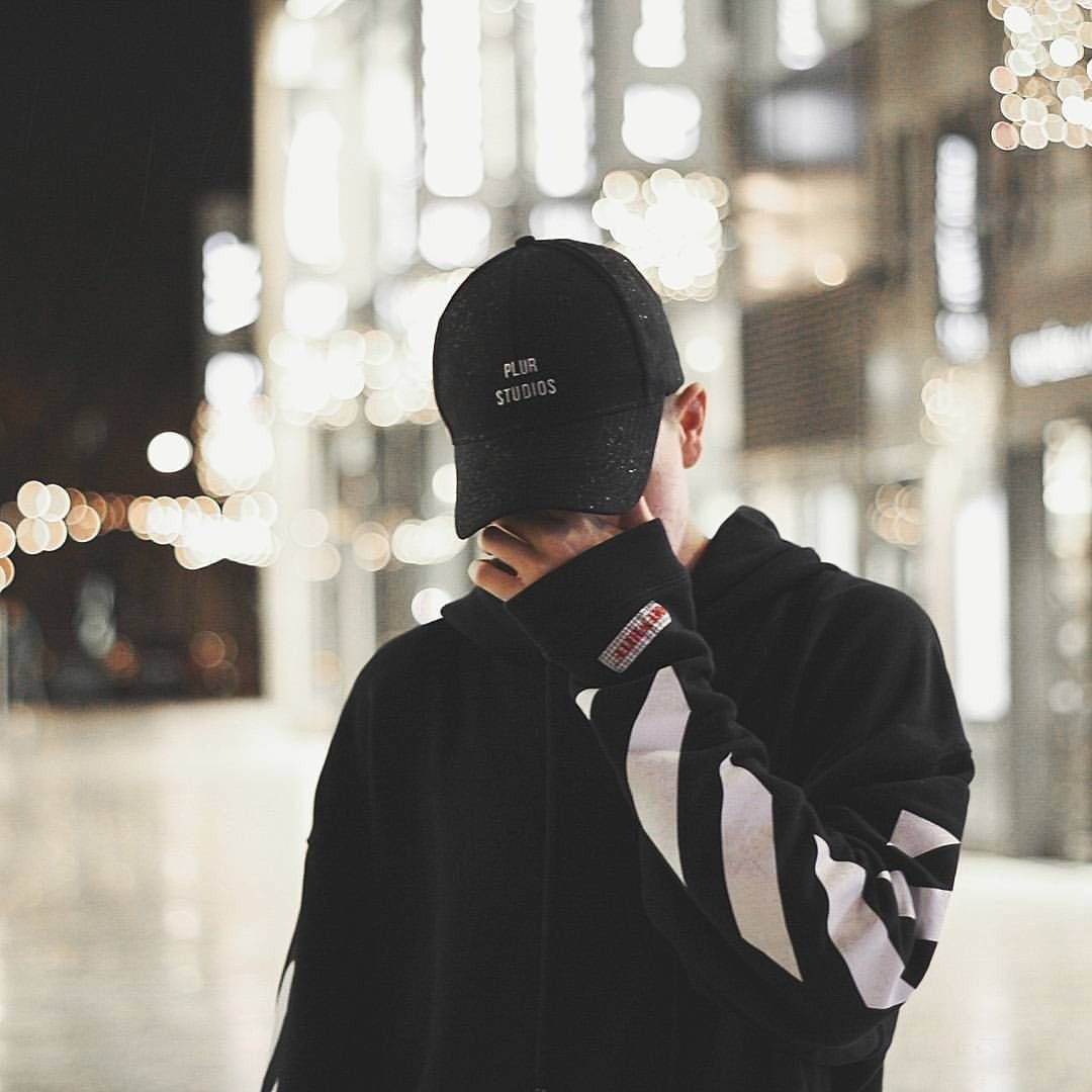 Парень в кепке со спины