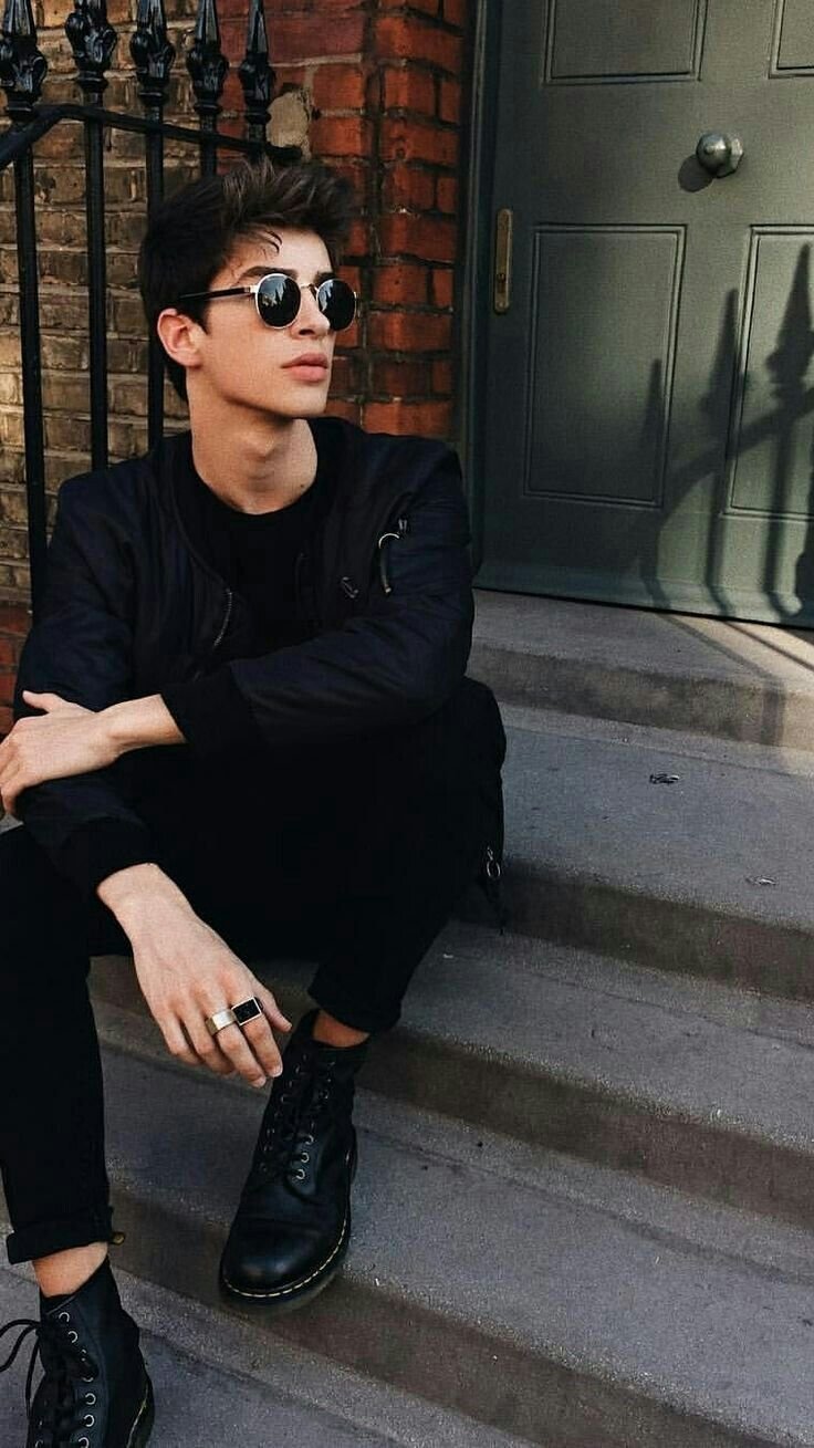 Ману Риос в профиль