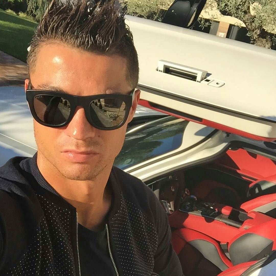 Криштиану Роналду в очках