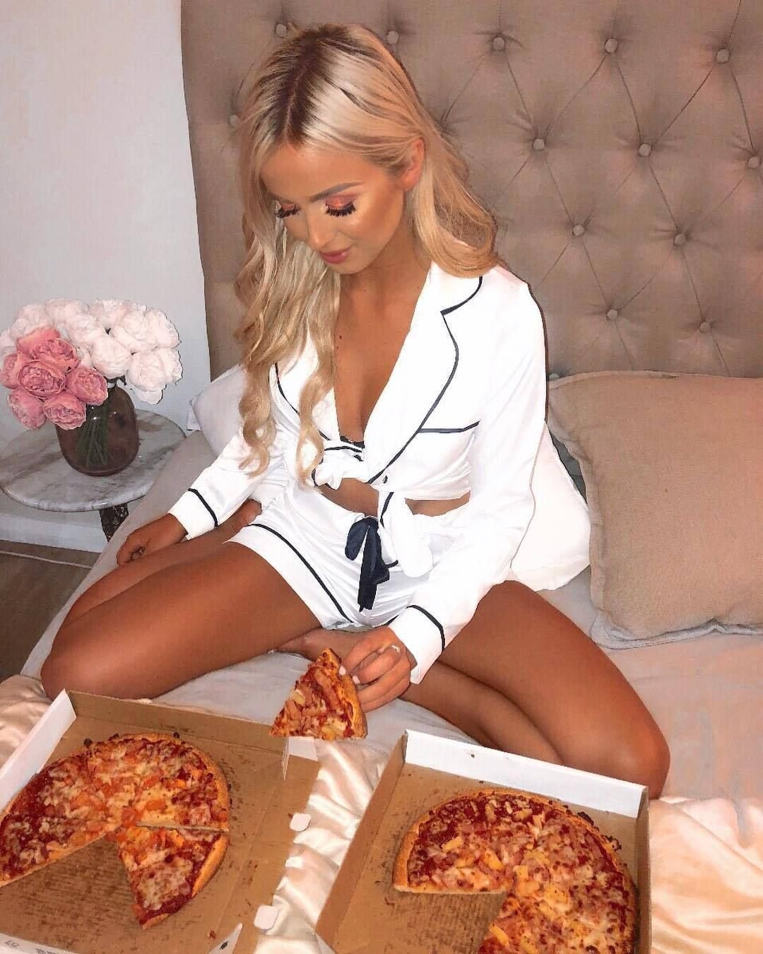 Красивая девушка с едой