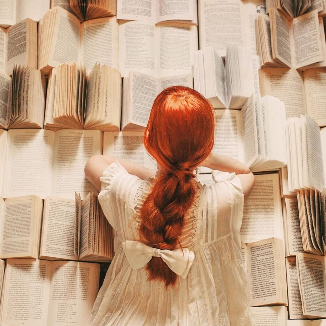 Девушка с книгой