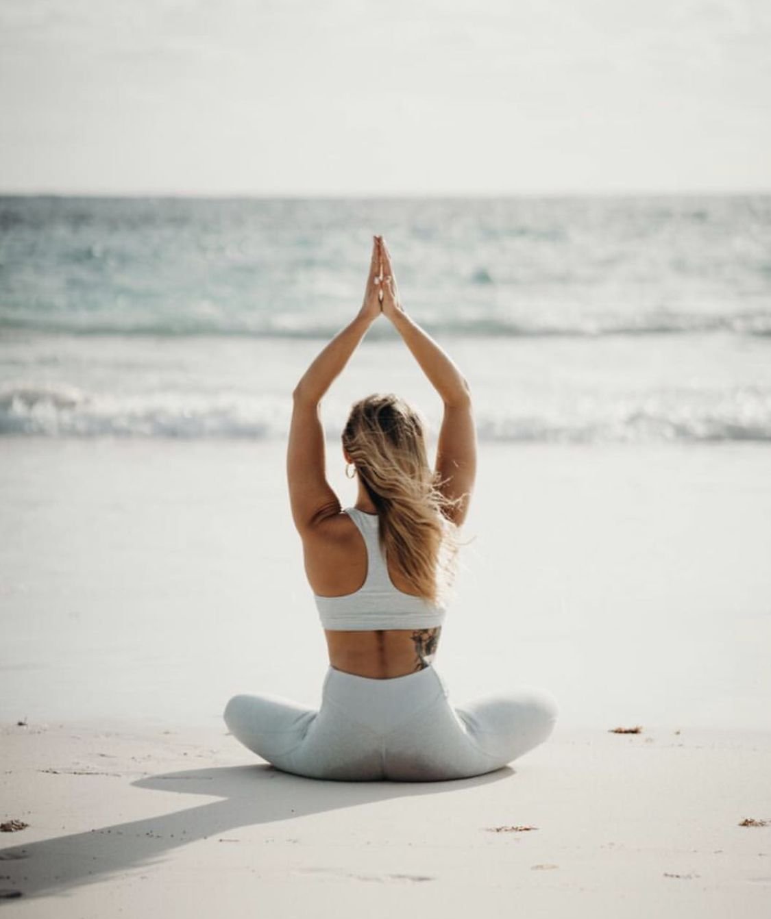 Медитация девушка блондинка