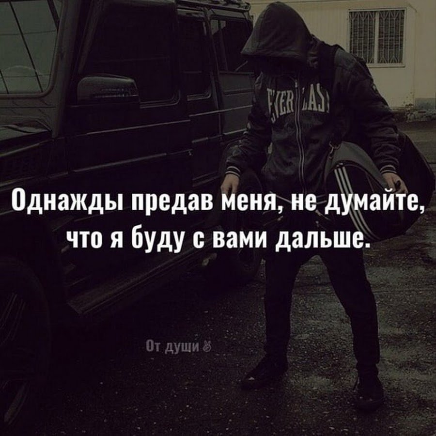 Ребенок показывает кулак