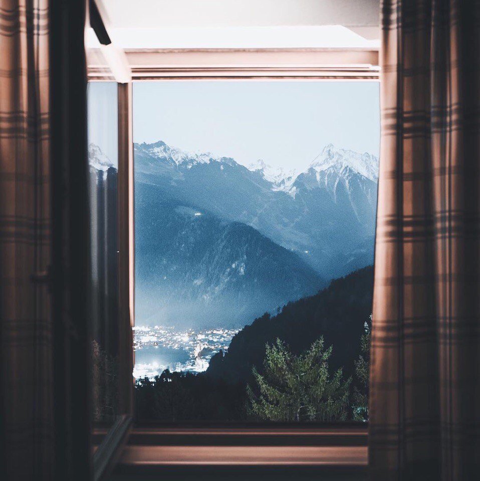 Окно с видом на горы