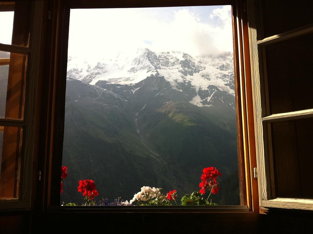 Горы в окне