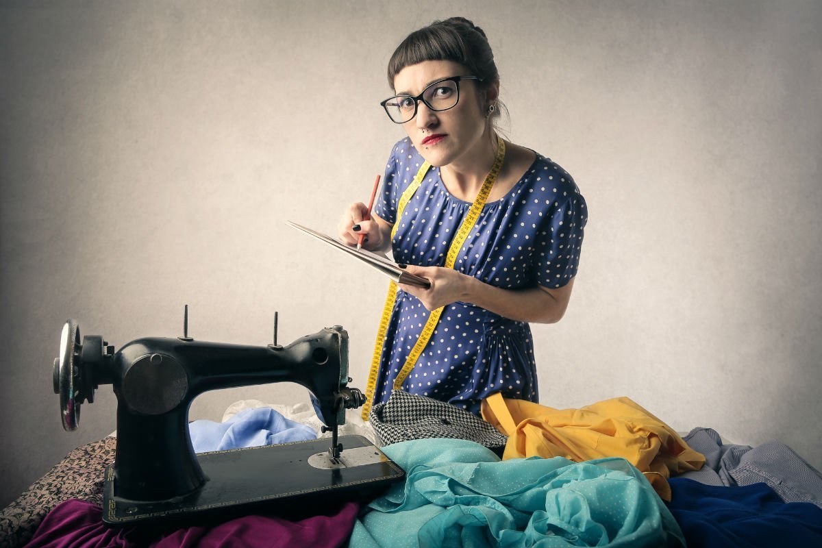 Швейная машинка с женщиной