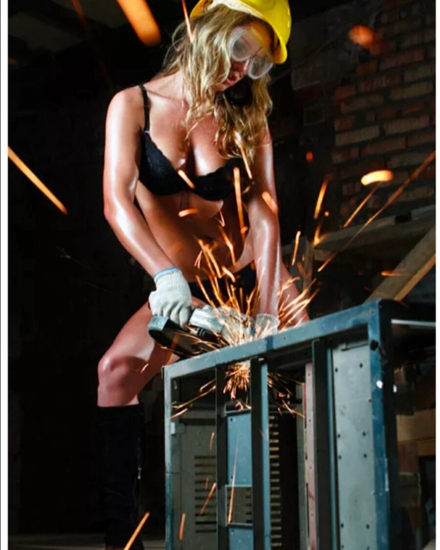 Красивая девушка на стройке