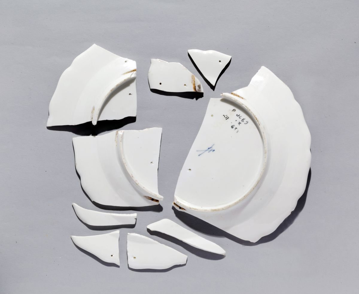 Разбитая тарелка с пластырем