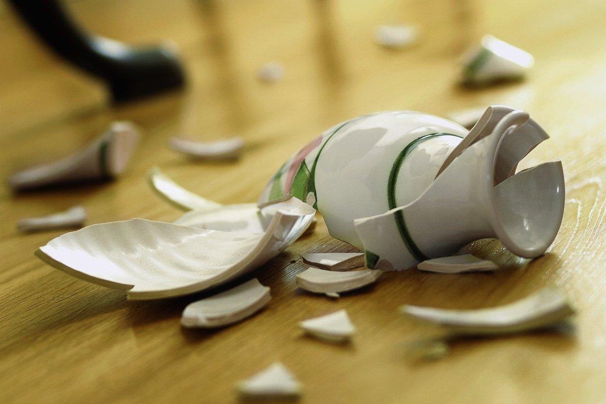 Разбитая чайная чашка