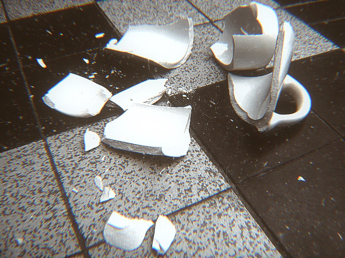 Девушка разбила тарелку