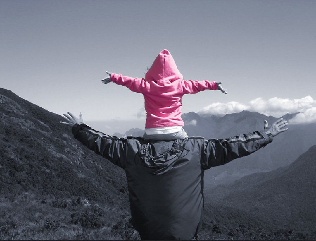 Парень в горах со спины