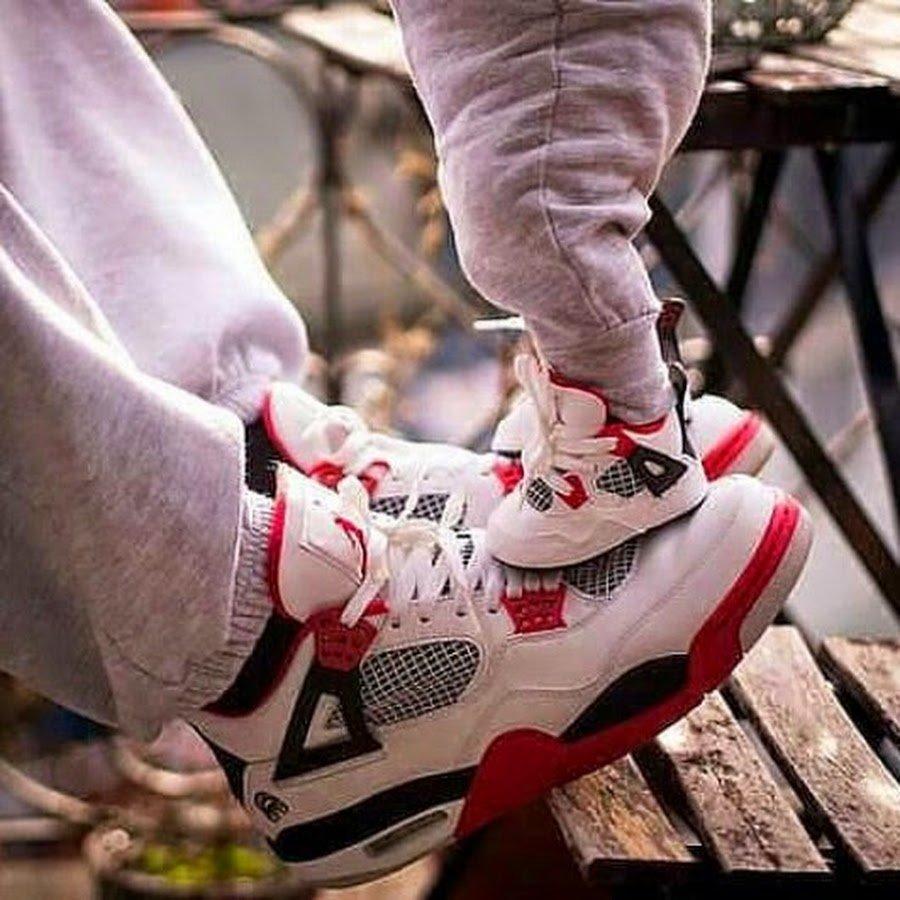 Малыш в кроссовках найк