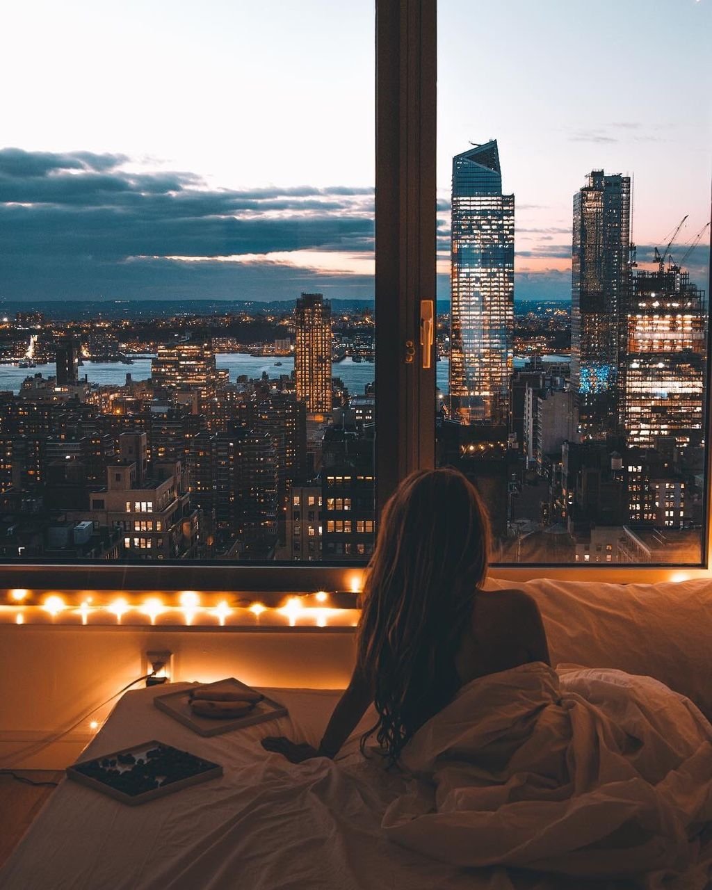 Девушка и ночной город